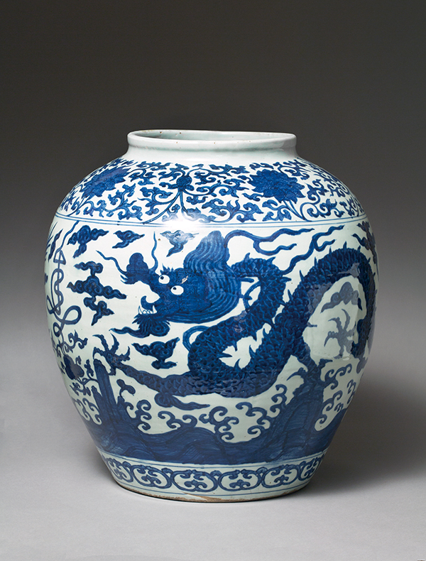 A LARGE BLUE AND WHITE ‘DRAGON’ JAR