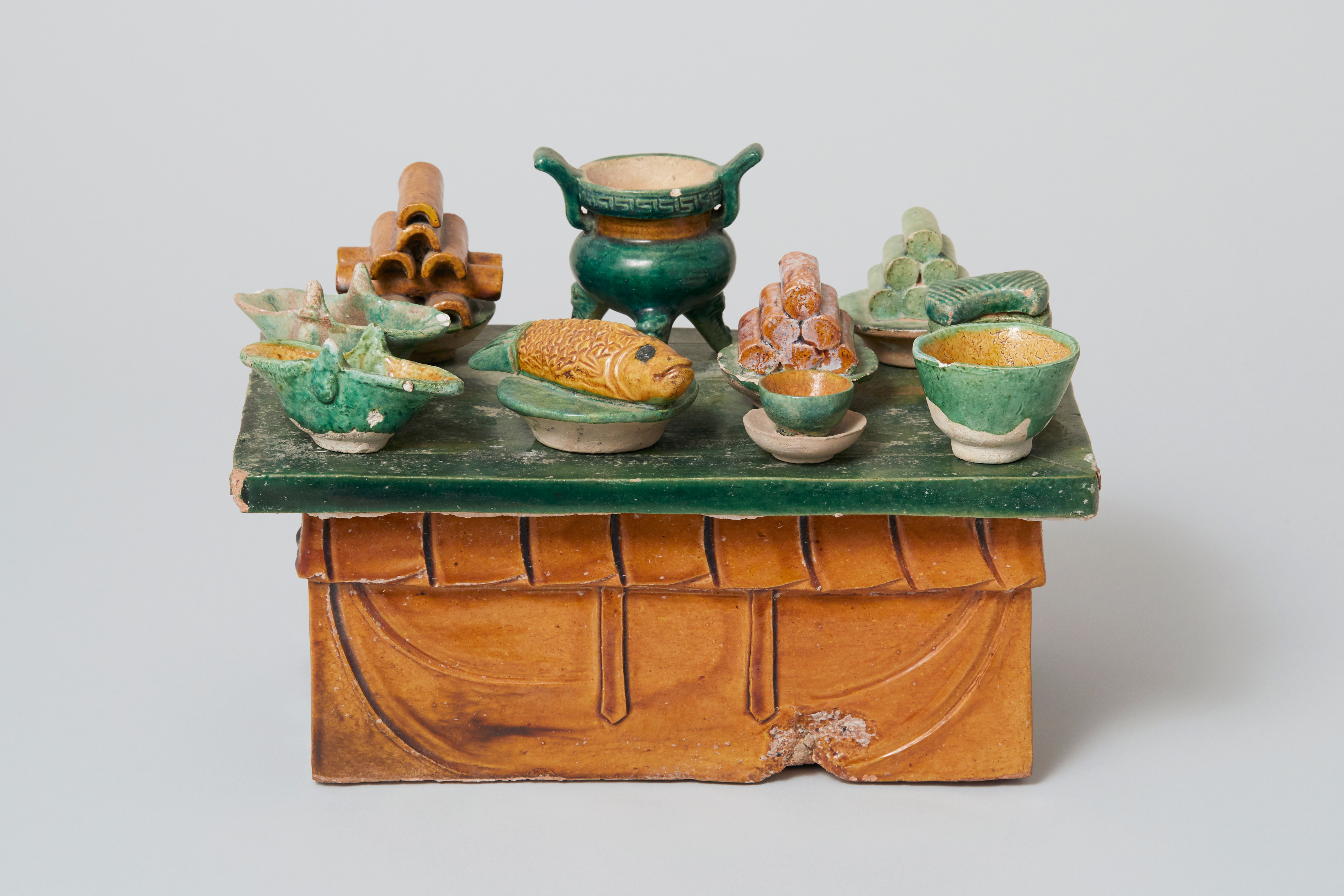 三彩供物台および供物