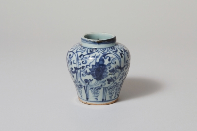 青花花唐草文小壺