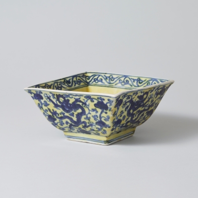 黄地青花龍寿文方形鉢