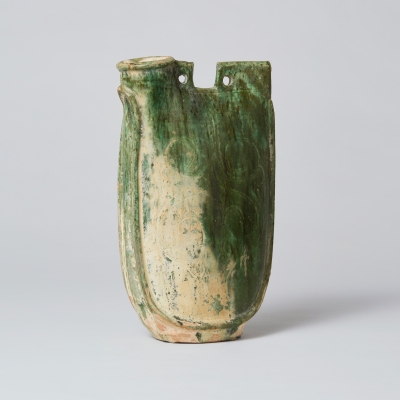 緑釉刻花鶏冠壺