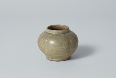 青磁壺